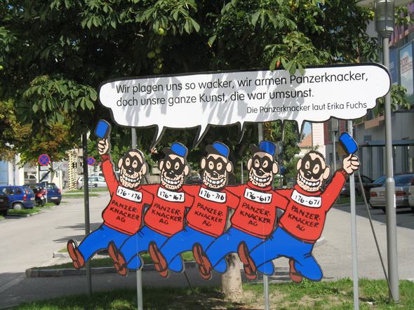 Die Panzerknacker vor dem Karikaturmuseum