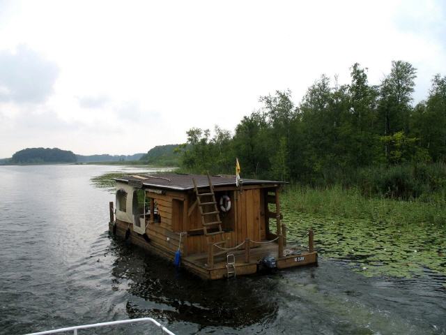 Solche Hausboote sieht man öfters